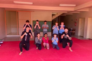 Grupo de adolescentes do Cras tem aula de artes marciais
