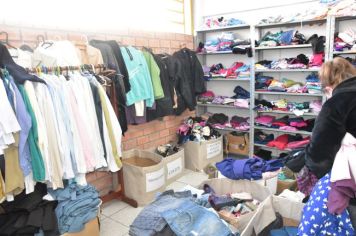 Varal Solidário promove a doação de mais de 200 peças de roupa