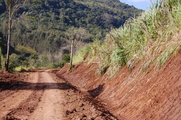 Obras faz alargamento de estradas