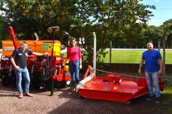 Agricultura é contemplada com plantadeira e roçadeira