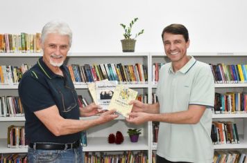 Escritor doa livros autorais para a biblioteca pública