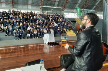 Primeiro dia de Feira do Livro reúne estudantes da rede municipal e estadual, além de diversas atrações