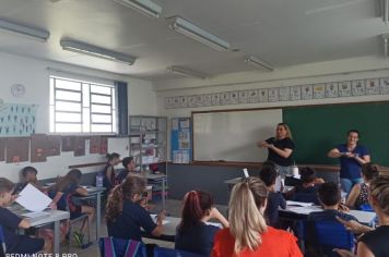 Professora de Libras da ASLA realiza visita para alunos