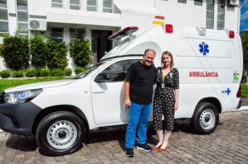  Imigrante recebe ambulância nova para o transporte de pacientes em atendimento de urgência e emergência