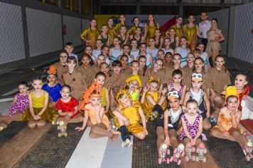 Patinadores encantam o público com show de patinação