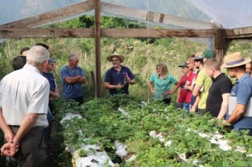 Imigrante sedia capacitação sobre sistemas de irrigação