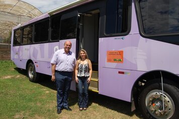 Ônibus Lilás foi recebido nesta manhã