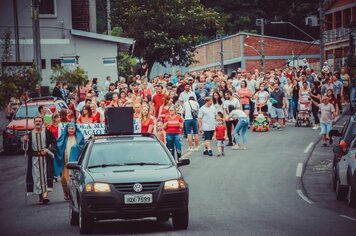 Desfile reuniu famílias para abertura do Natal
