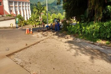 Rua Frei Tiago recebe calçamento