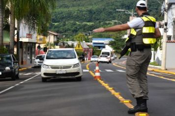 Blitzes educativas orientam motoristas quanto às regras de trânsito