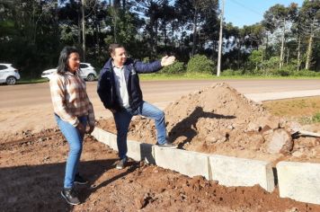 Fabiano Acadroli confere pavimentação do acesso à linha Fassini