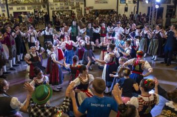 Sonnelincht reúne grupos em mais um Biertanzfest lotado