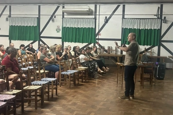 Imigrante promove palestra do Programa Vida + Viva para famílias de estudantes