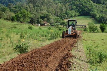 Acessos de propriedades rurais recebem melhorias