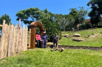 Servidores se dedicam para que o palco ao céu aberto esteja pronto para a encenação da XVIII Paixão de Cristo de Imigrante