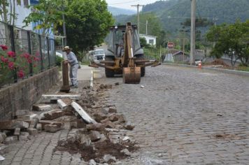 Substituição de meio-fio na Rua Madre Isabel