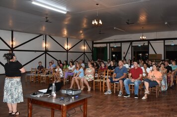 Dezenas de pais e alunos participam da aula inaugural do Projeto Jovem Empreendedor