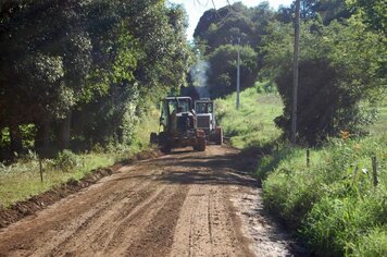 Obras executa melhorias com duas patrolas