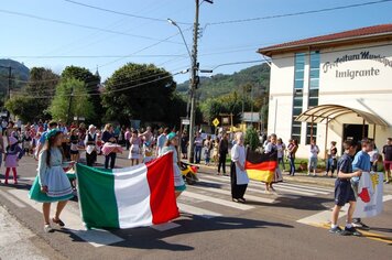 “A Terra dos Imigrantes” foi tema do Desfile Cívico