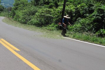 Limpeza está sendo realizada no acesso à Rota do Sol