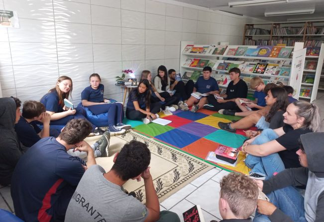 Roda de leitura na Emef Arco Íris