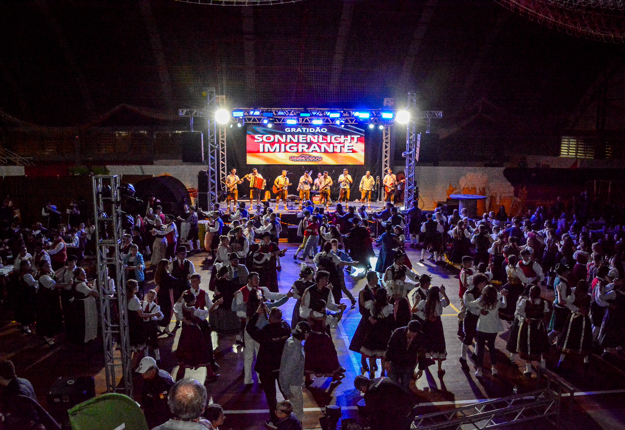 Sonnenlicht emociona Imigrante no 20º Biertanzfest