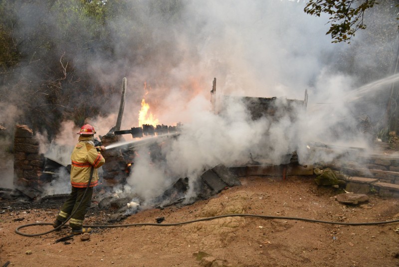 Doações para família que perdeu casa em incêndio podem ser feitas por meio do CRAS na próxima semana