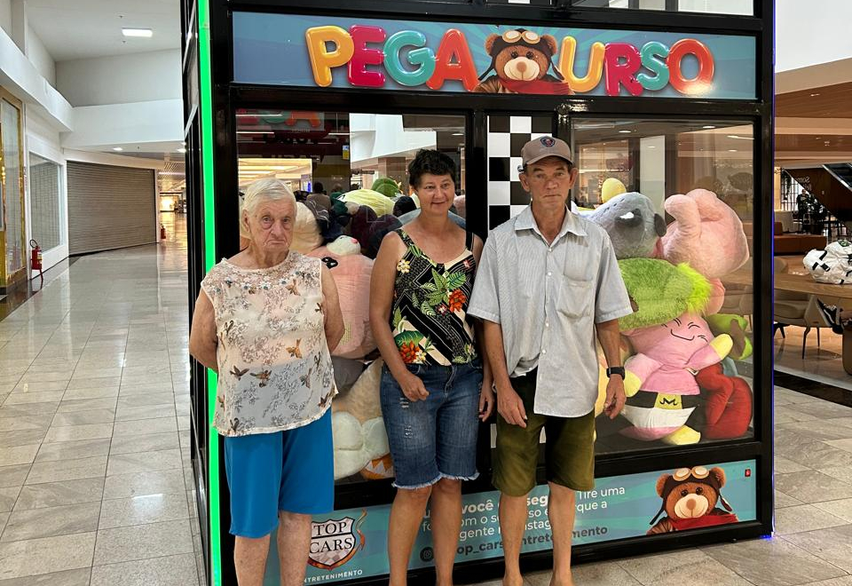 Grupo de PCDs Renascer realiza passeio ao Shopping Lajeado