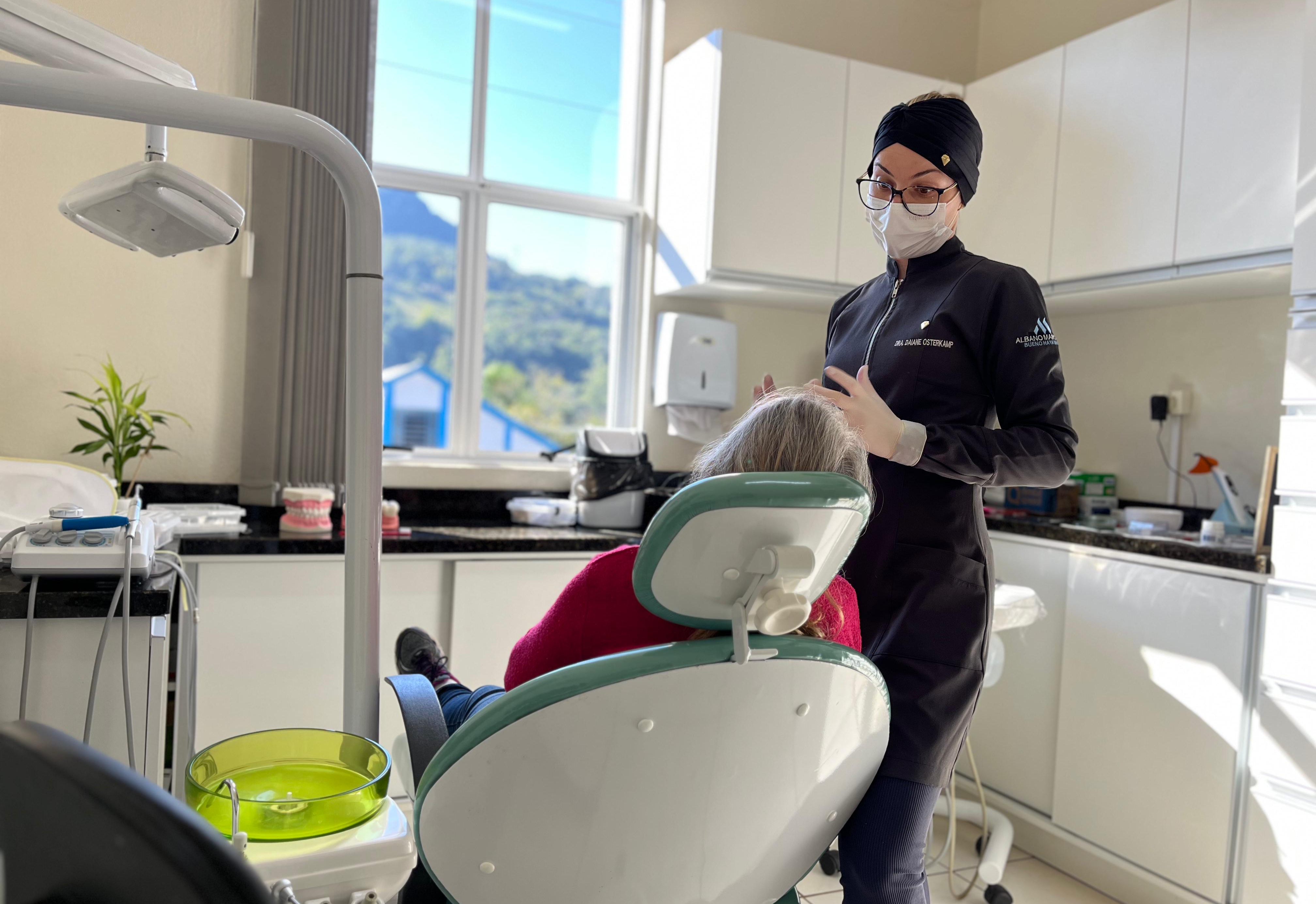 Mais de 100 próteses dentárias já foram entregues gratuitamente à população em 2025