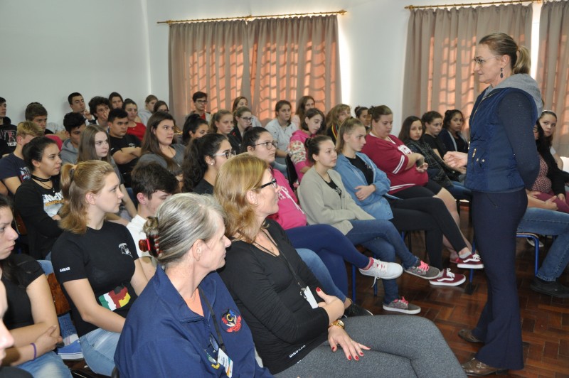 Delegada conversou com alunos da escola 25 de Maio