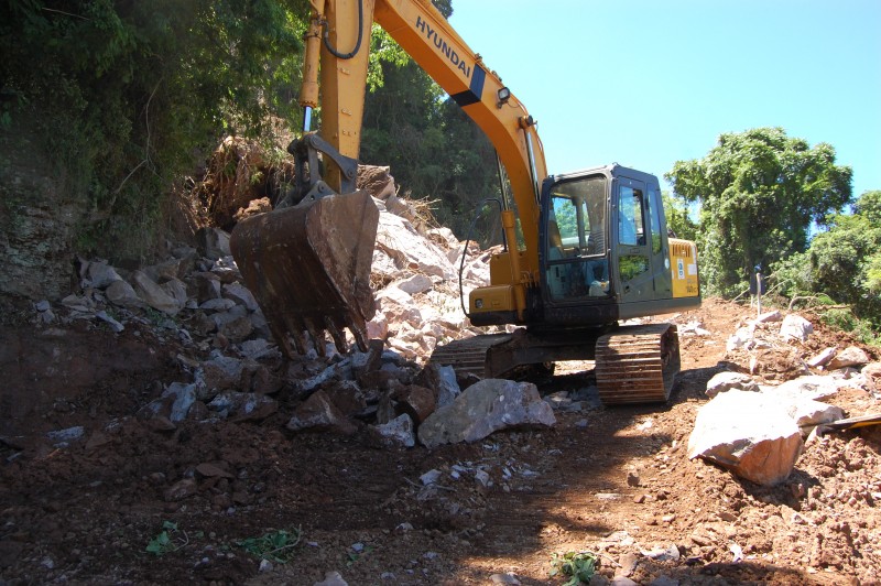 Equipe de Obras trabalha na limpeza da estrada de Boa Vista 37