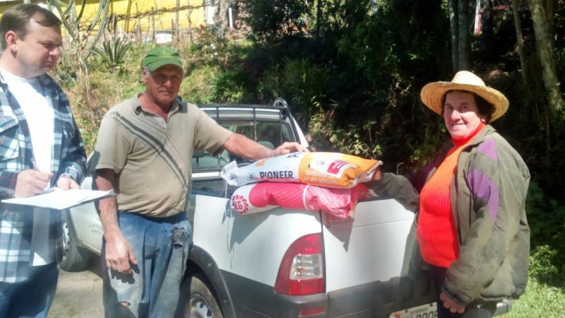 Imigrante entrega sementes de milho do Programa Troca-Troca