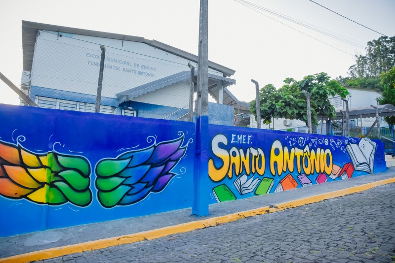 Alunos pintam muro da Emef Santo Antônio com Graffiti