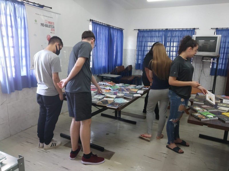 Hassmann doa livros para a EEEM 25 de Maio