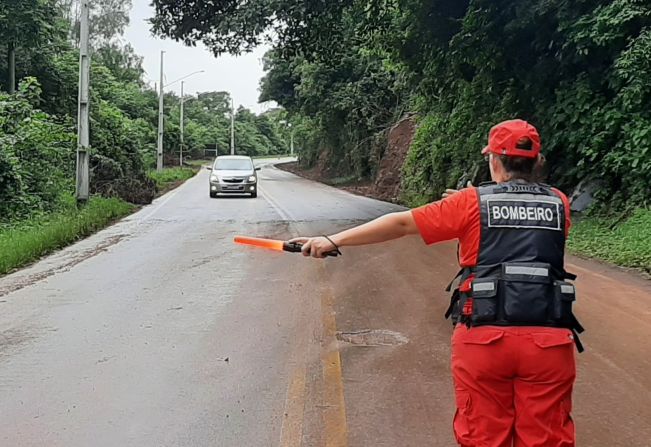 Equipes trabalham na limpeza do acesso à Rota do Sol