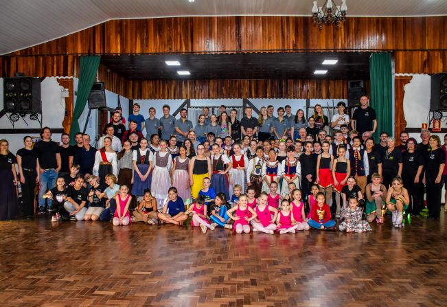 Alunos da Associação Cultural realizam apresentações em Noitada Cultural 