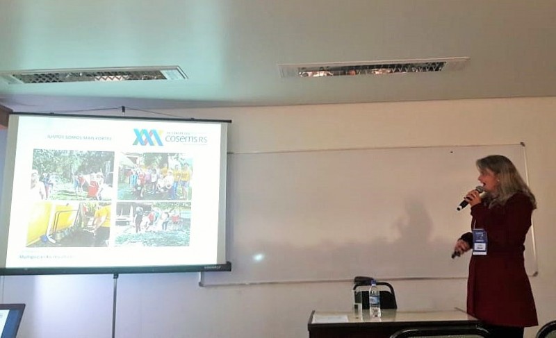 Imigrante participa da mostra do Congresso do Cosems
