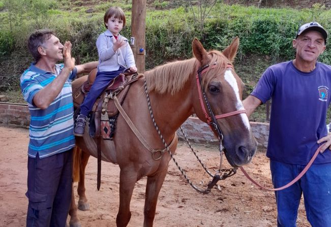 Imigrante oferece equoterapia como tratamento para autismo