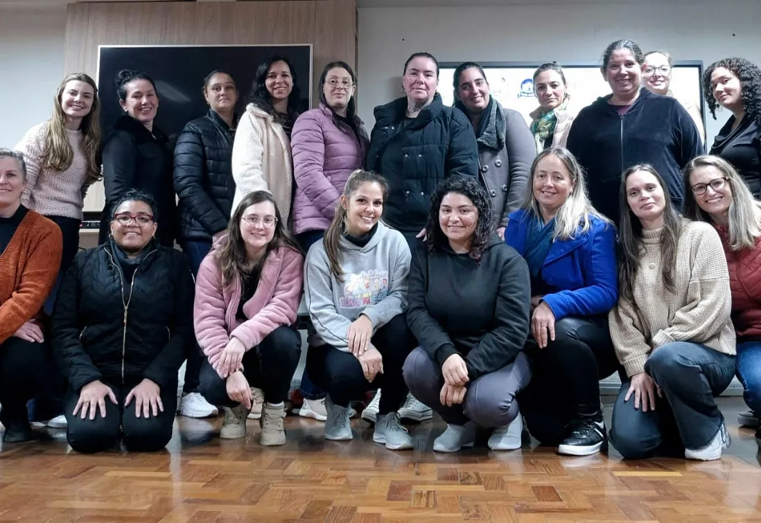 Rede Municipal de Educação promove formação continuada para monitores escolares