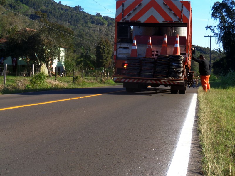 Imigrante efetua melhorias na sinalização viária