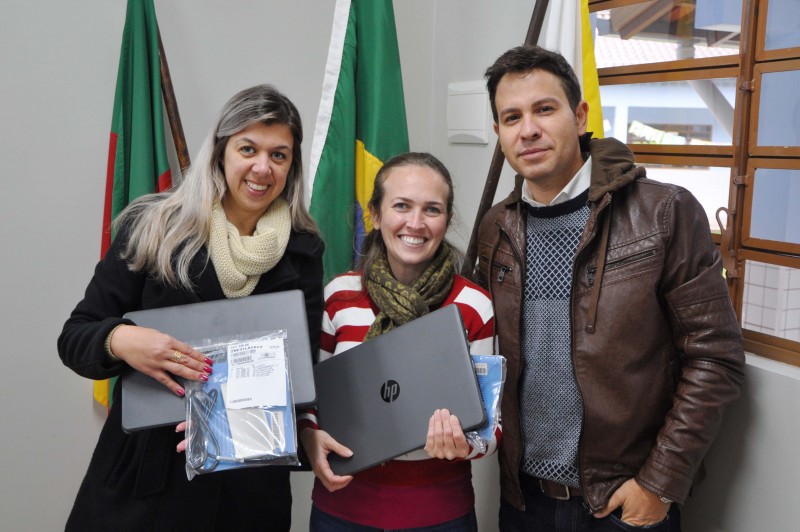    Educação adquire dois notebooks para escola