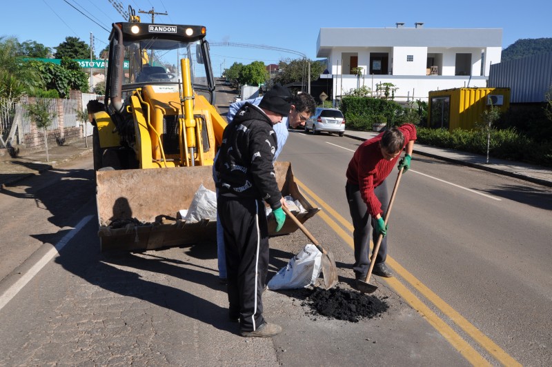 Obras realiza tapa-buracos