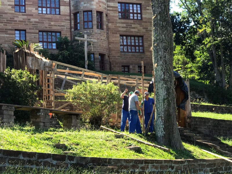 Servidores da Secretaria de Obras se dedicam para preparar palco da Paixão de Cristo