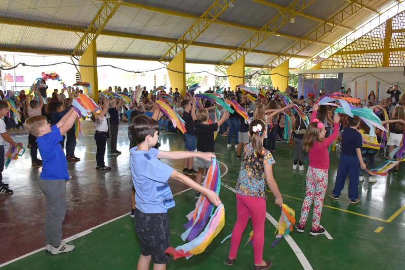 Comunidade escolar prestigia festa da Arco-Íris
