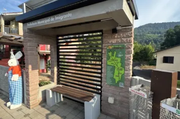 Banheiros públicos e parada de ônibus na ponte do Centro 