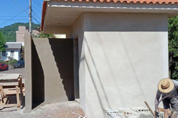 Banheiros públicos e parada de ônibus na ponte do Centro 